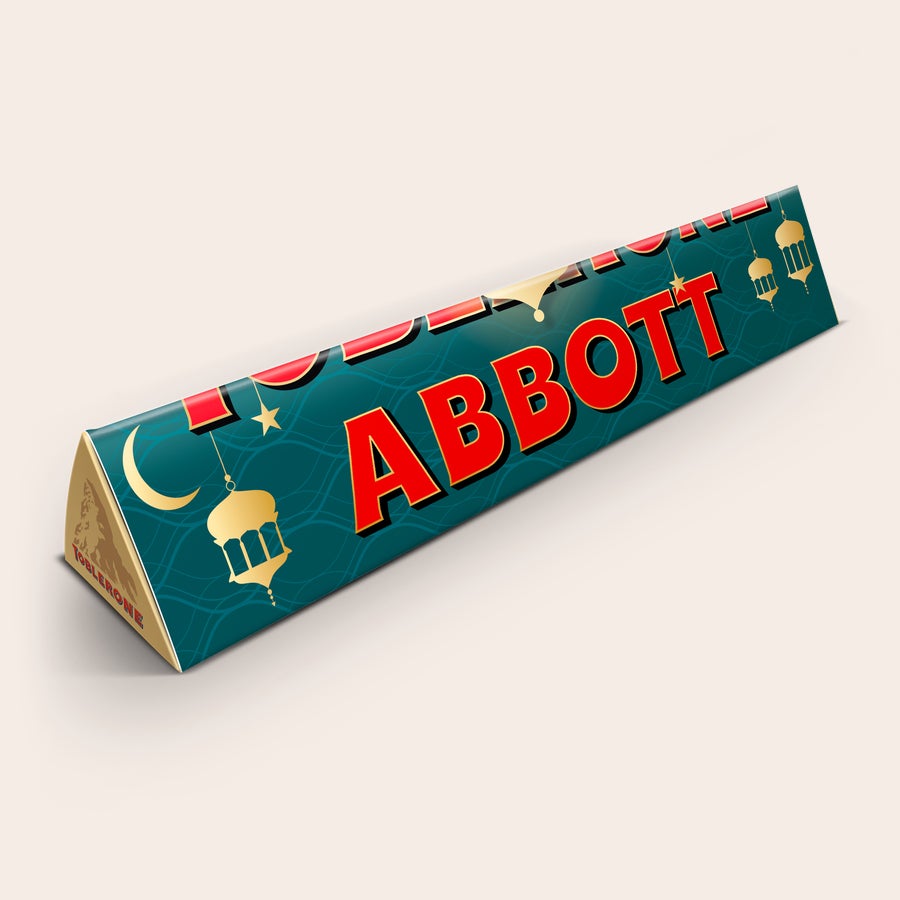 Baton de ciocolată Toblerone personalizat - Ramadan Toblerone personalizat pentru Ramadan, cu numele "ABBOTT" imprimat pe ambalajul decorat cu motive orientale.