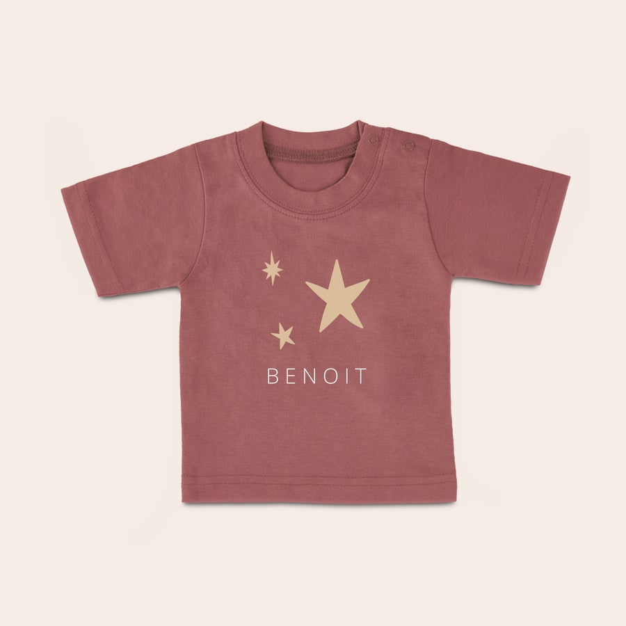 T shirt bébé personnalisé T-shirt bébé rose personnalisé avec prénom Benoit et étoiles imprimés. Votre petit bout de chou sera super stylé avec ce t-shirt.