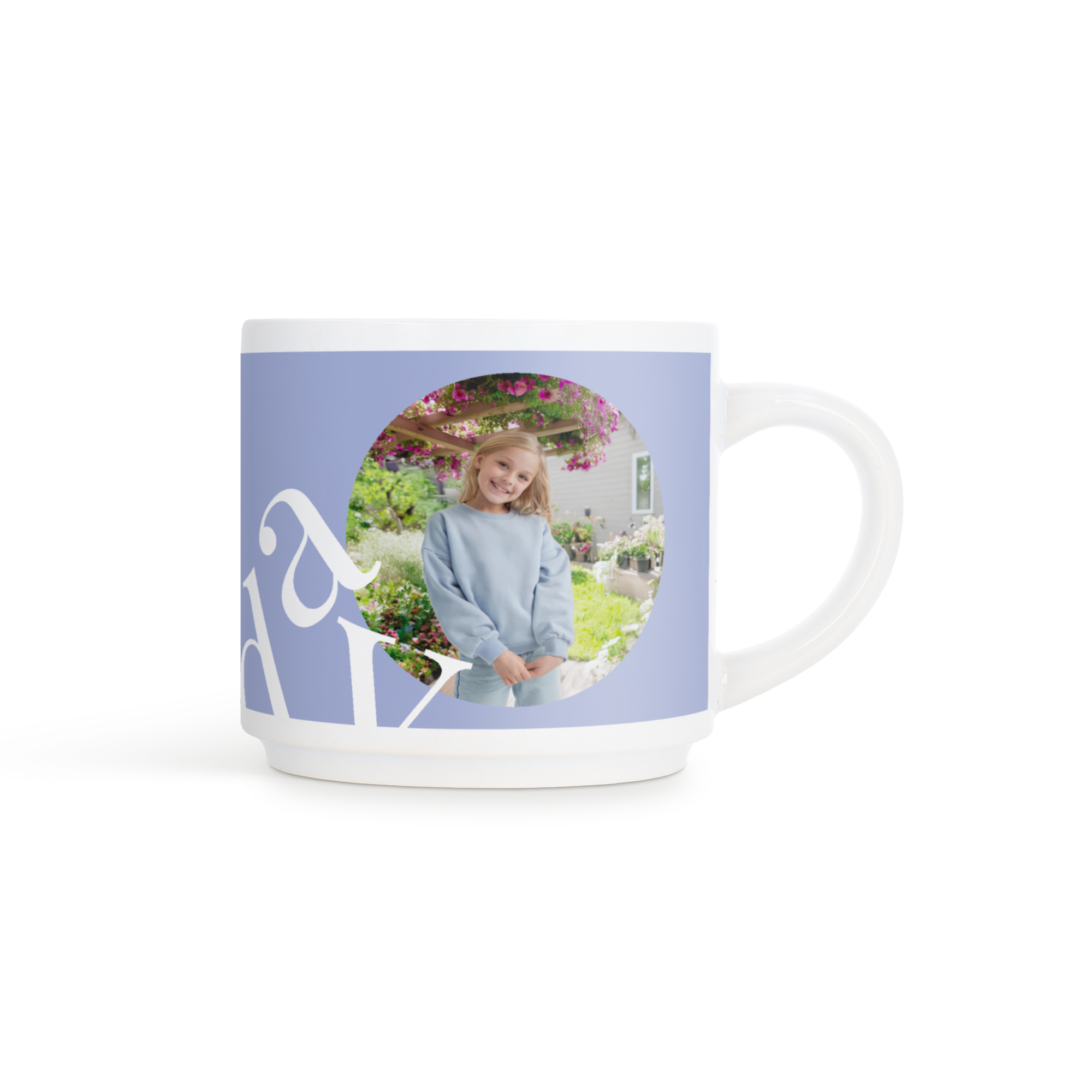 Caneca fotográfica empilhável com fundo lilás e foto impressa de uma menina loira sorrindo