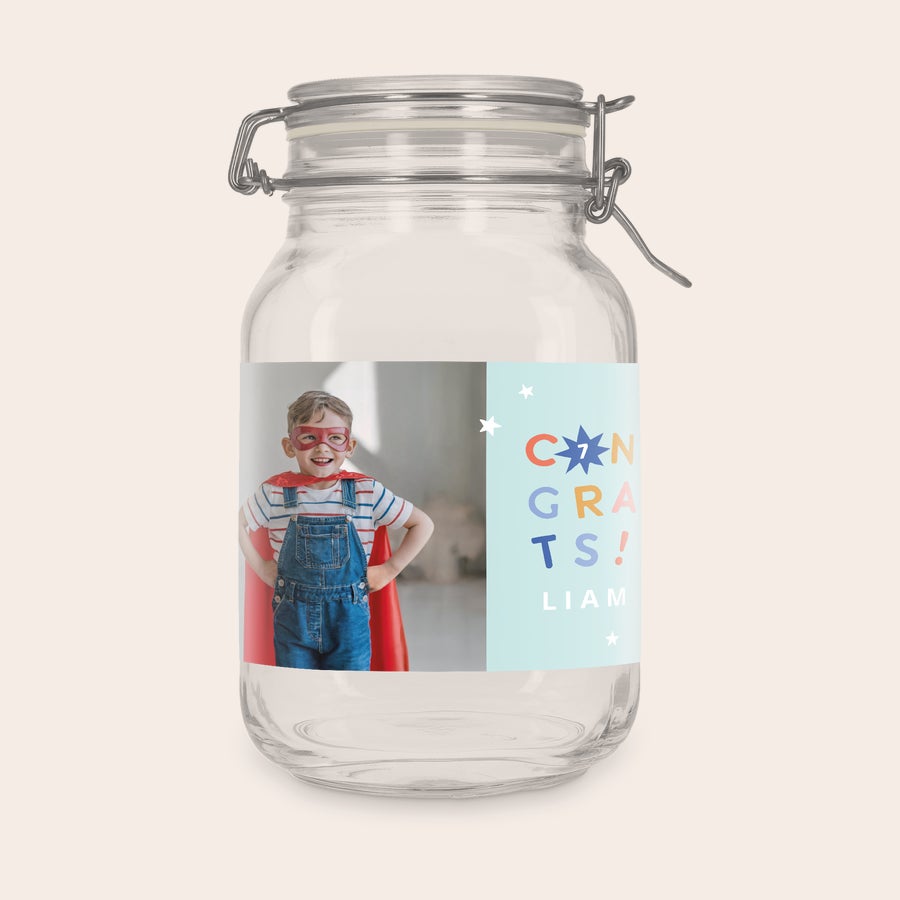 Stekleni kozarec s pokrovom - personalizirano Personalizirana steklena posoda s pokrovom, 2l, s potiskano fotografijo dečka in napisom CONGRATS ter imenom Liam.
