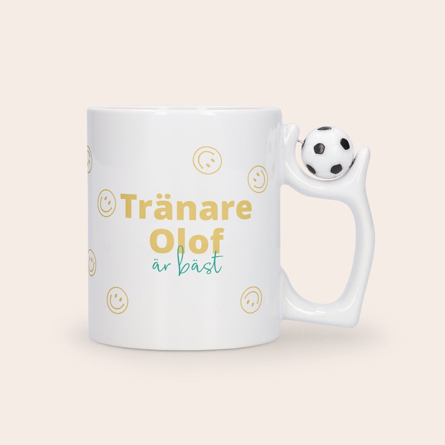 Fotomugg - Fotboll Vit fotbollsmugg i keramik med texten Tränare Olof är bäst och små gula smileys, en fin mugg att ge bort i present