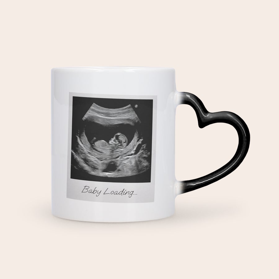 Tazza Magica Personalizzata Tazza magica personalizzata bianca con manico a cuore, stampata con ecografia e scritta "Baby Loading"