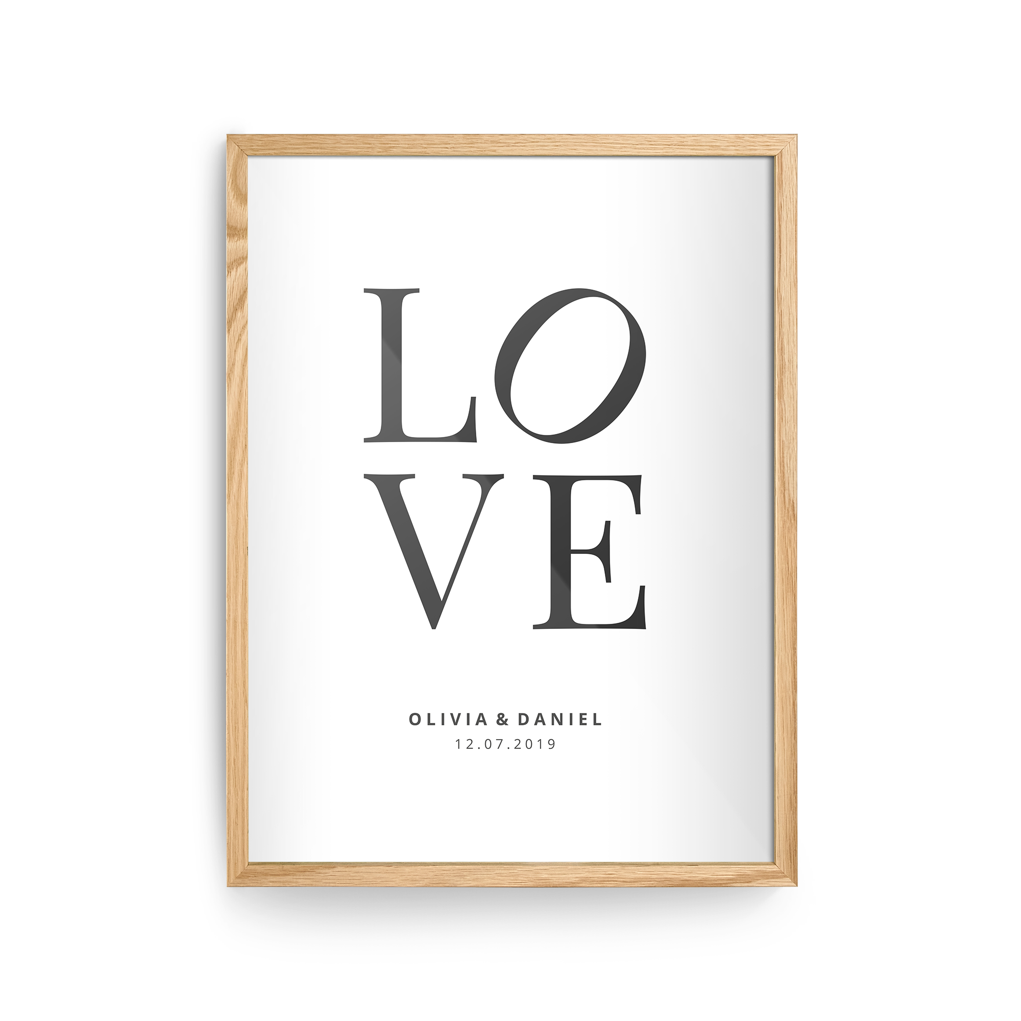 Póster personalizado con marco de madera clara, texto "LOVE" en grande y nombres "OLIVIA & DANIEL" con fecha impresos.