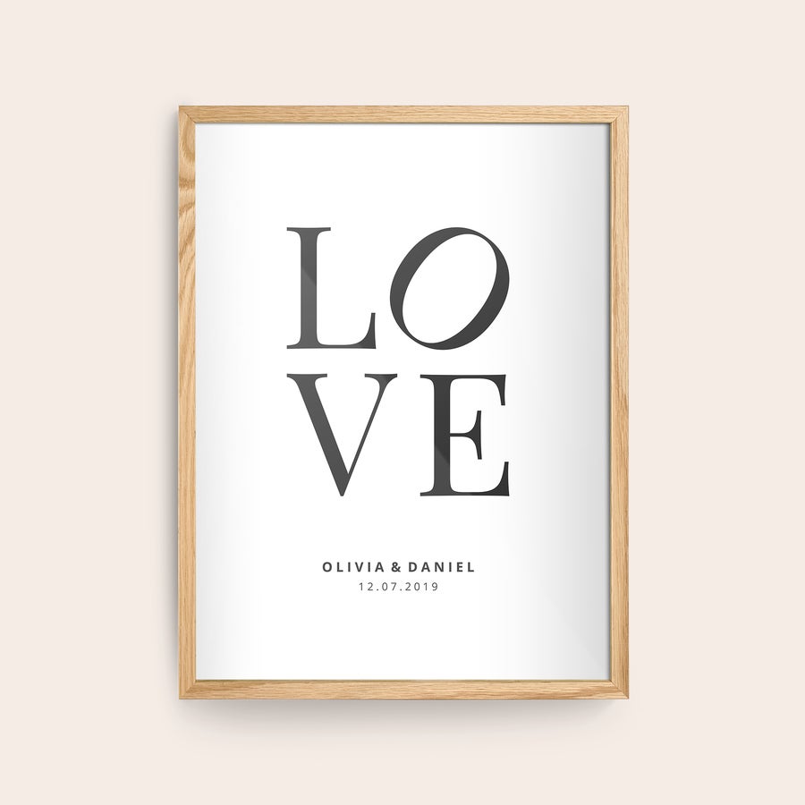 Foto Stampata con Cornice Stampa personalizzata con cornice in legno chiaro, testo LOVE Olivia & Daniel e data 12.07.2019, per appendere alla parete la foto del tuo momento più bello