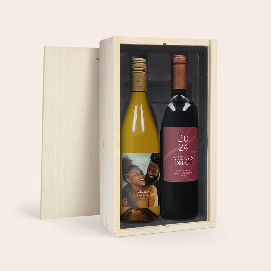 Set de vino con etiqueta personalizada - Salentein Primus - Malbec y Chardonnay Caja de madera con dos botellas de vino Salentein, una blanca y otra tinta. La blanca tiene una etiqueta personalizada con una foto de pareja. La tinta tiene una etiqueta personalizada con los nombres "ABENA & OMARI" y el número "2024".
