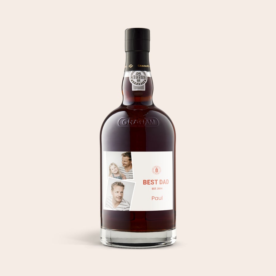 Portwein Graham's - The Tawny Reserve personalisieren Flasche Graham's The Tawny Reserve mit persönlichem Etikett. Das Etikett ist mit zwei Fotos, dem Text "BEST DAD EST. 2014" und dem Namen "Paul" personalisiert.