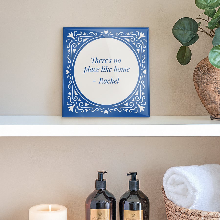Tradiční dlaždice Modrá keramická dlaždice s bílým dekorem a personalizovaným příslovím "There's no place like home - Rachel"