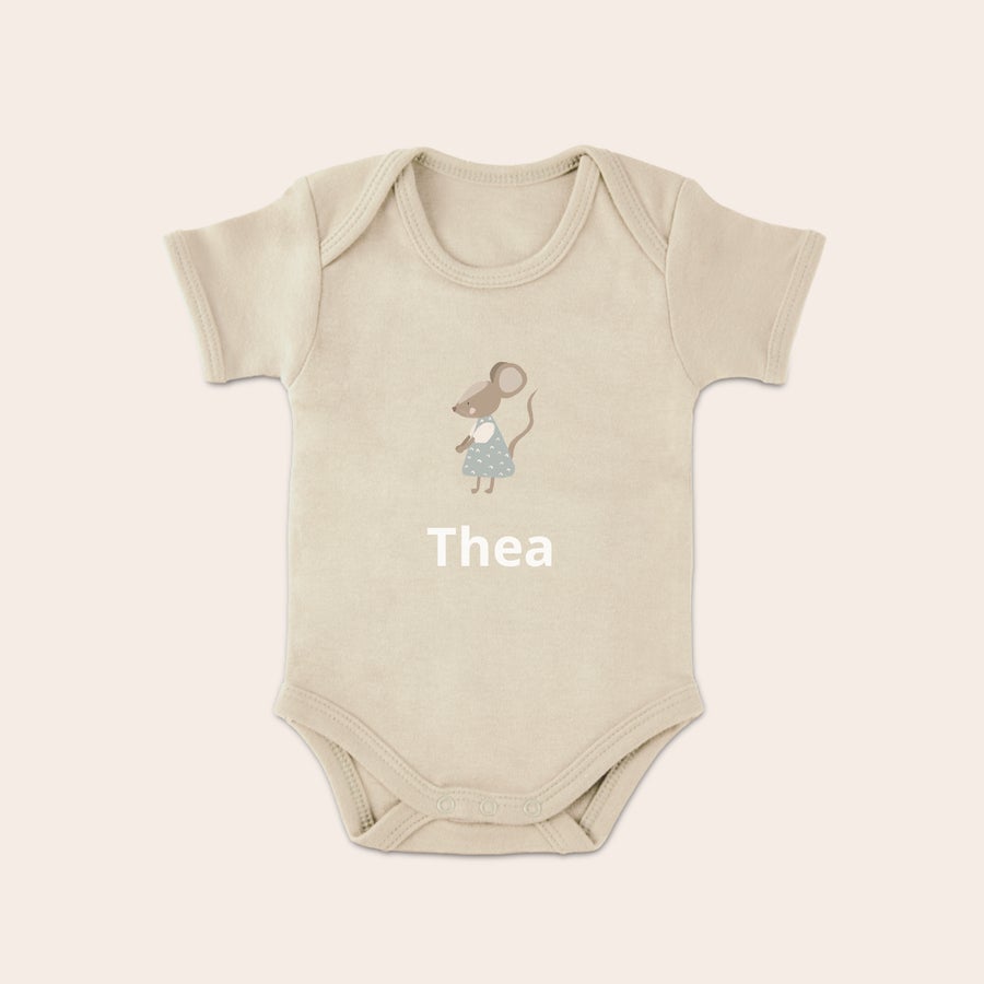 Body Personalizzato per Neonati Body beige per neonato stampato con un topo e il nome personalizzato Thea. Sorprendi i neo-genitori stampando un body.