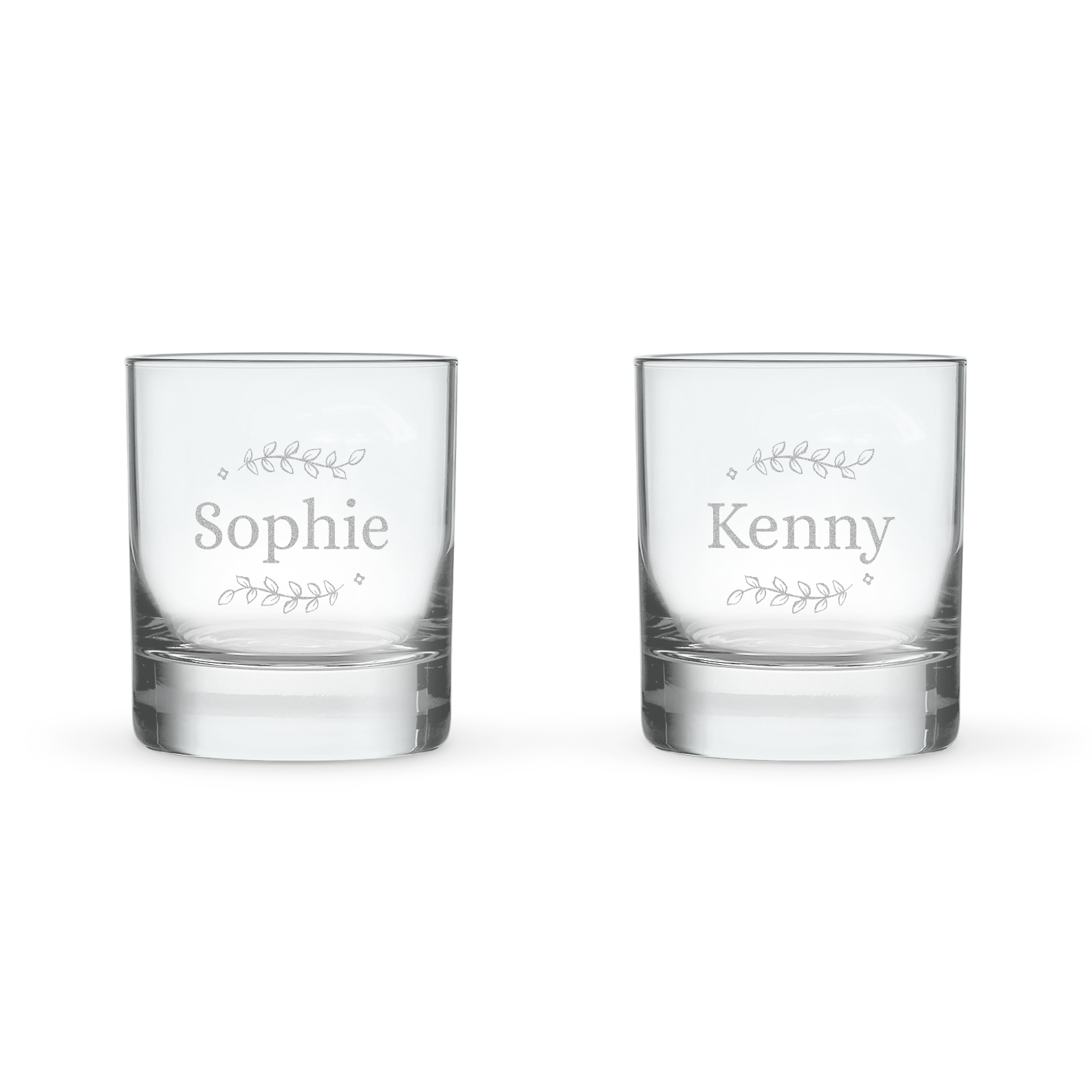 Dve poháre na whisky s vyrytými menami Sophie a Kenny, ozdobené ratolesťami, pre individuálny dizajn.