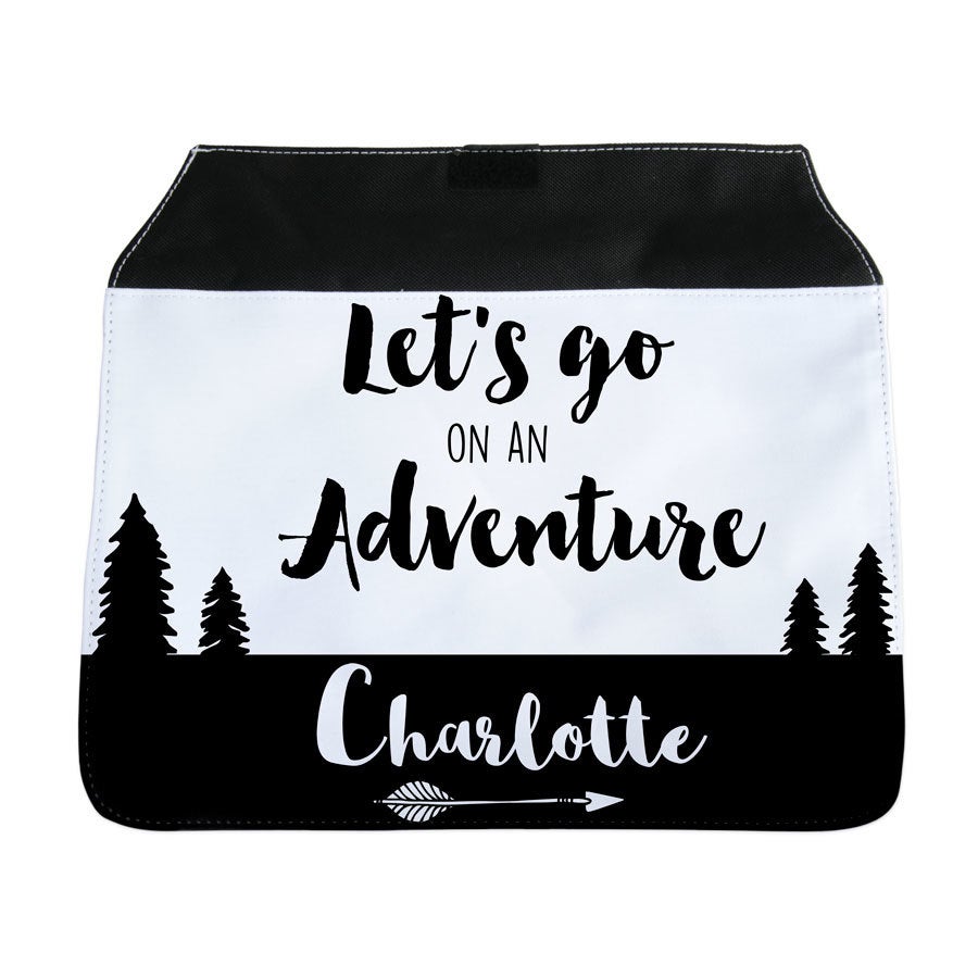 Ekstra deksel til veske, trykt med "Let's go on an Adventure" og navn Charlotte, med trær og piler
