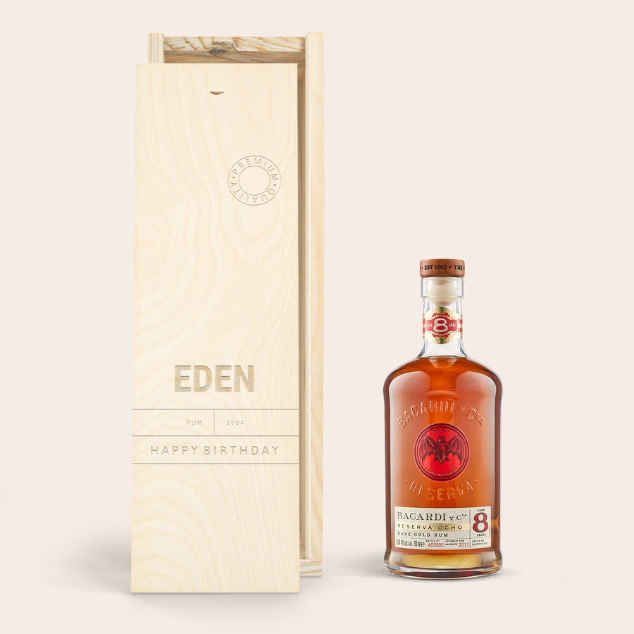 Bacardi Reserva Ocho Rum - v gravírovanej krabici Fľaša rumu Bacardi Reserva Ocho v gravírovanej drevenej krabici s nápisom Eden a Happy Birthday