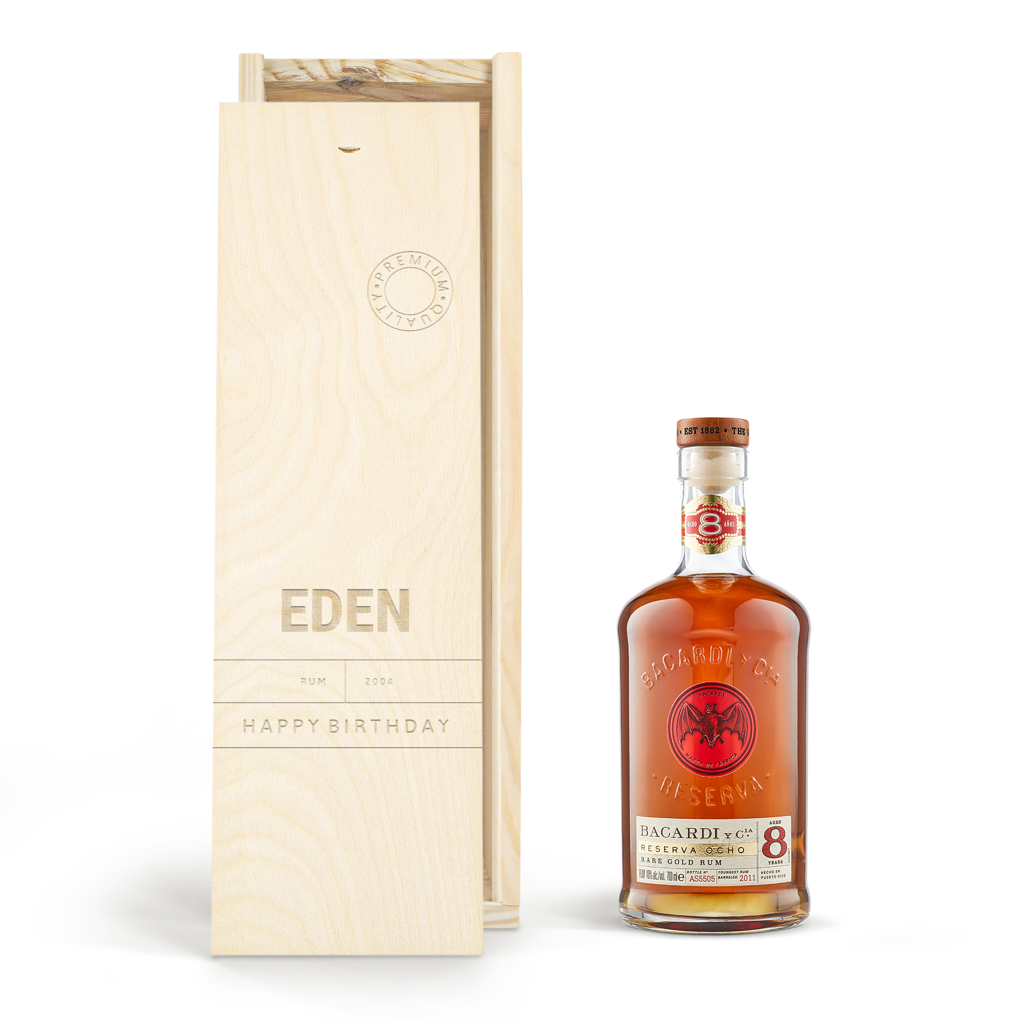 Bacardi Reserva Ocho rum palack személyre szabott fadobozban, "EDEN" és "HAPPY BIRTHDAY" felirattal