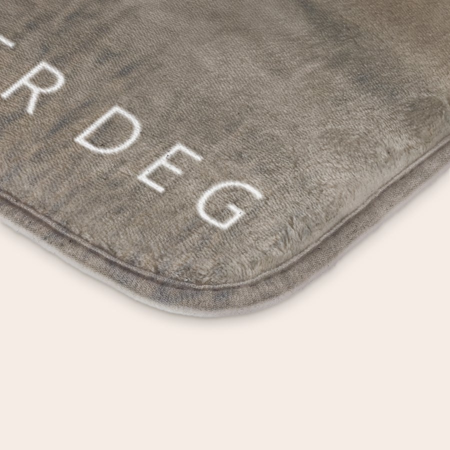 Personlig badematte - 70 x 50 cm Beige personalisert badematte med teksten "R DEG", trykt med ditt eget design.