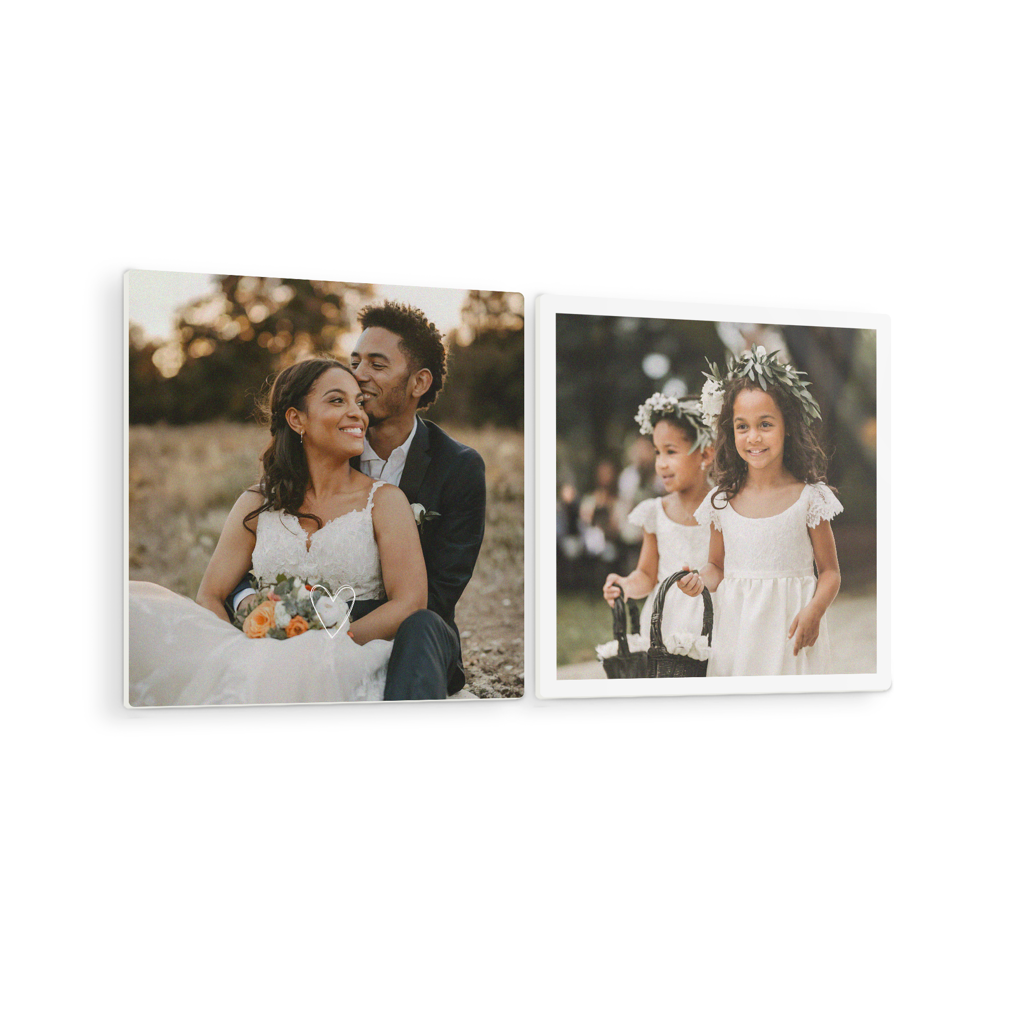 Zwei personalisierte Forex-Wandbilder mit Fotos von einer Hochzeitsgesellschaft, links Brautpaar, rechts Blumenmädchen.