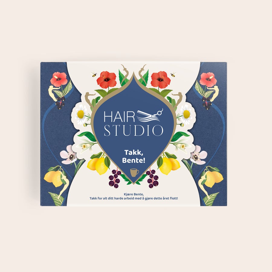 Personlig Pukka-te Personlig Pukka-te-gavesett trykt med blomstermønster, logo og teksten "Takk, Bente!"