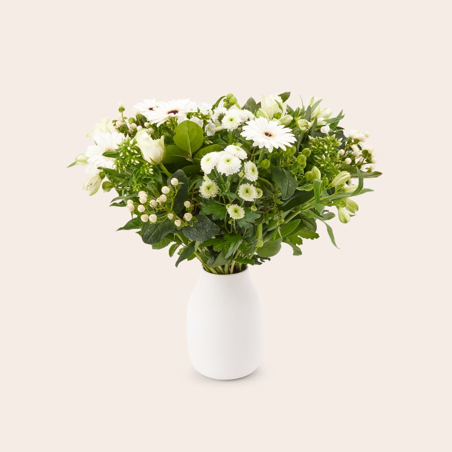 Witte boeket Prachtig boeket witte bloemen bezorgen, bestaande uit rozen, gerbera's en chrysanten met groen blad, inclusief een personaliseerbaar cadeaukaartje.