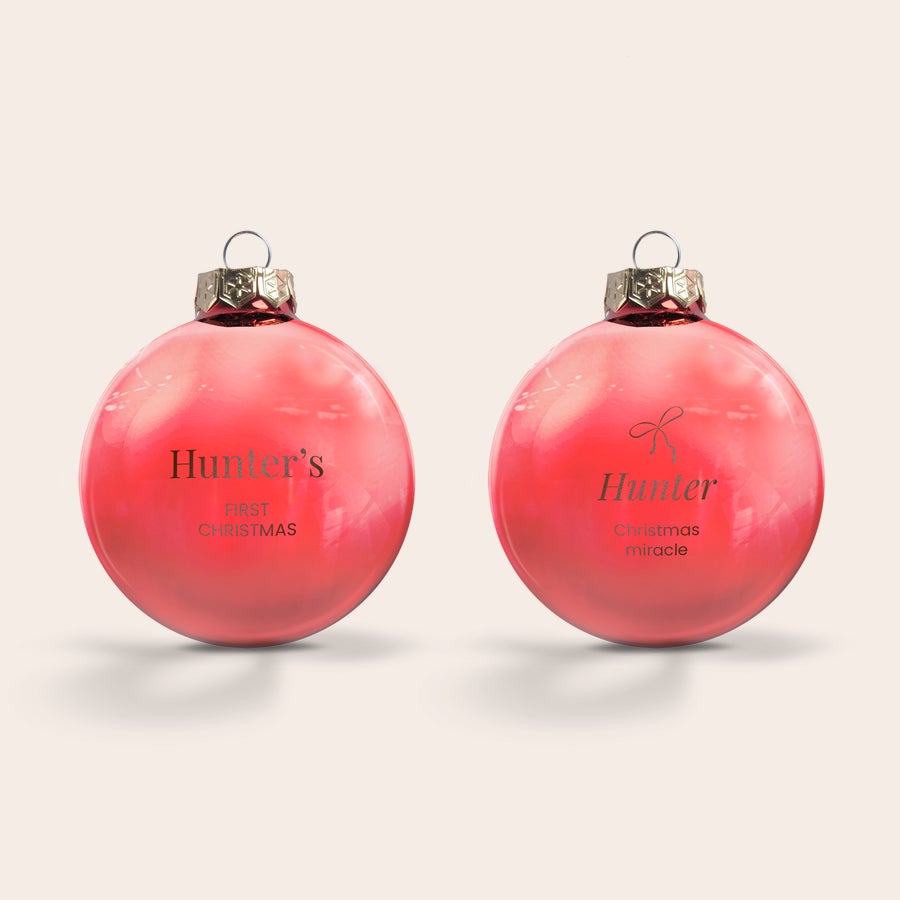 Lasinen joulupallo nimellä Kaksi punaista kaiverrettua joulupalloa: toisessa Hunter's First Christmas ja toisessa Hunter Christmas miracle. Anna joulukuuselle uusi ilme itse luomallasi joulupallolla.