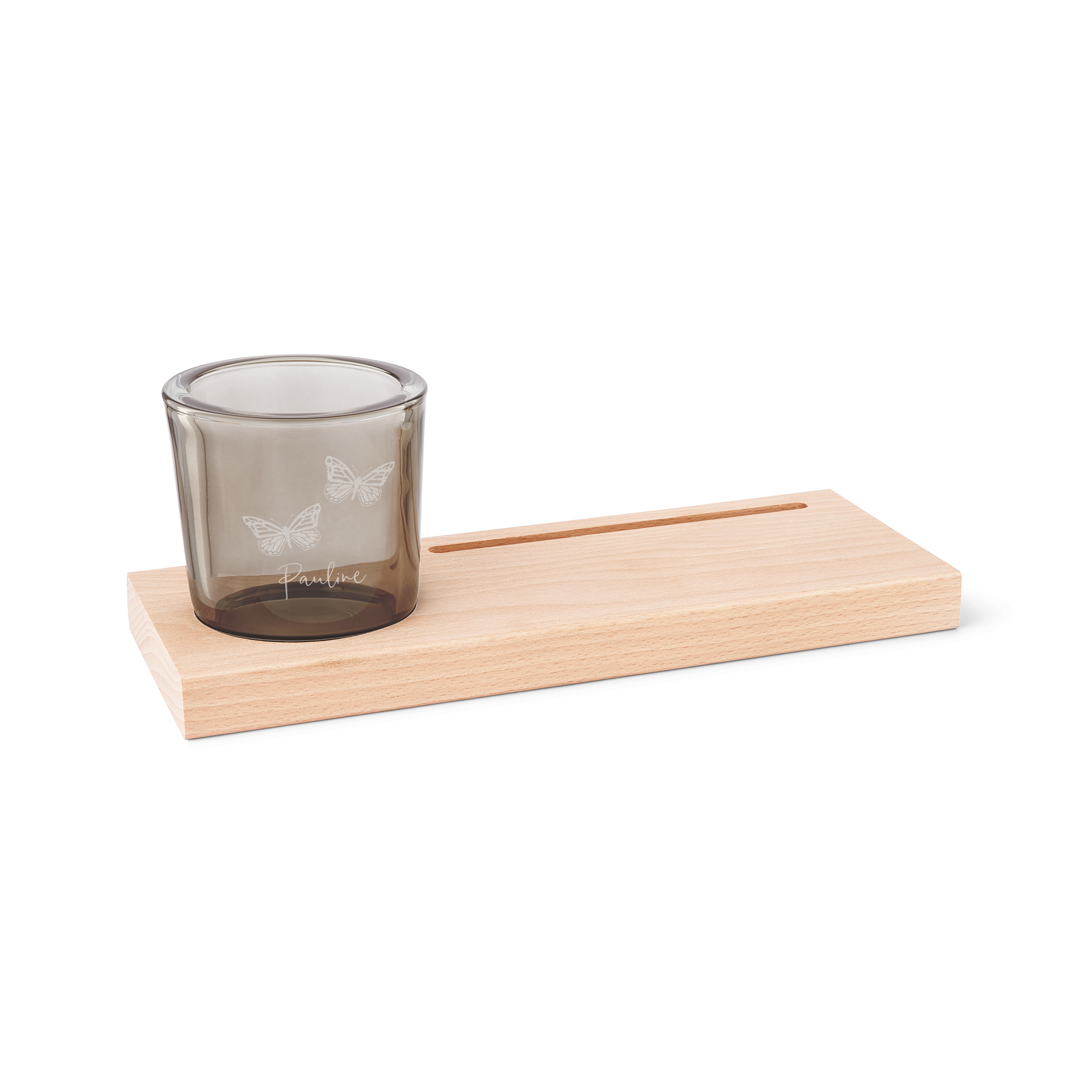 Unik kortholder i træ med grå lysestage i glas. Lysestagen er indgraveret med sommerfugle og navnet Pauline. Denne mindegave er perfekt.
