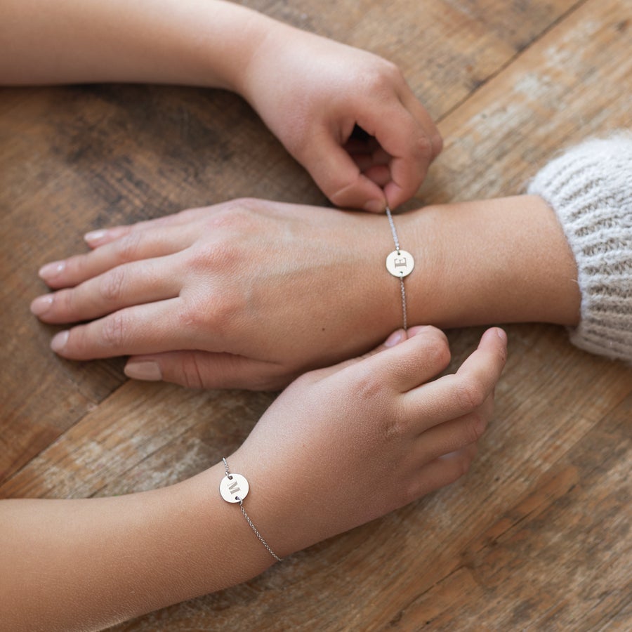 Bracelets en argent avec initiales gravées - Mère & fille Bracelets en argent avec initiales gravées - Mère & fille