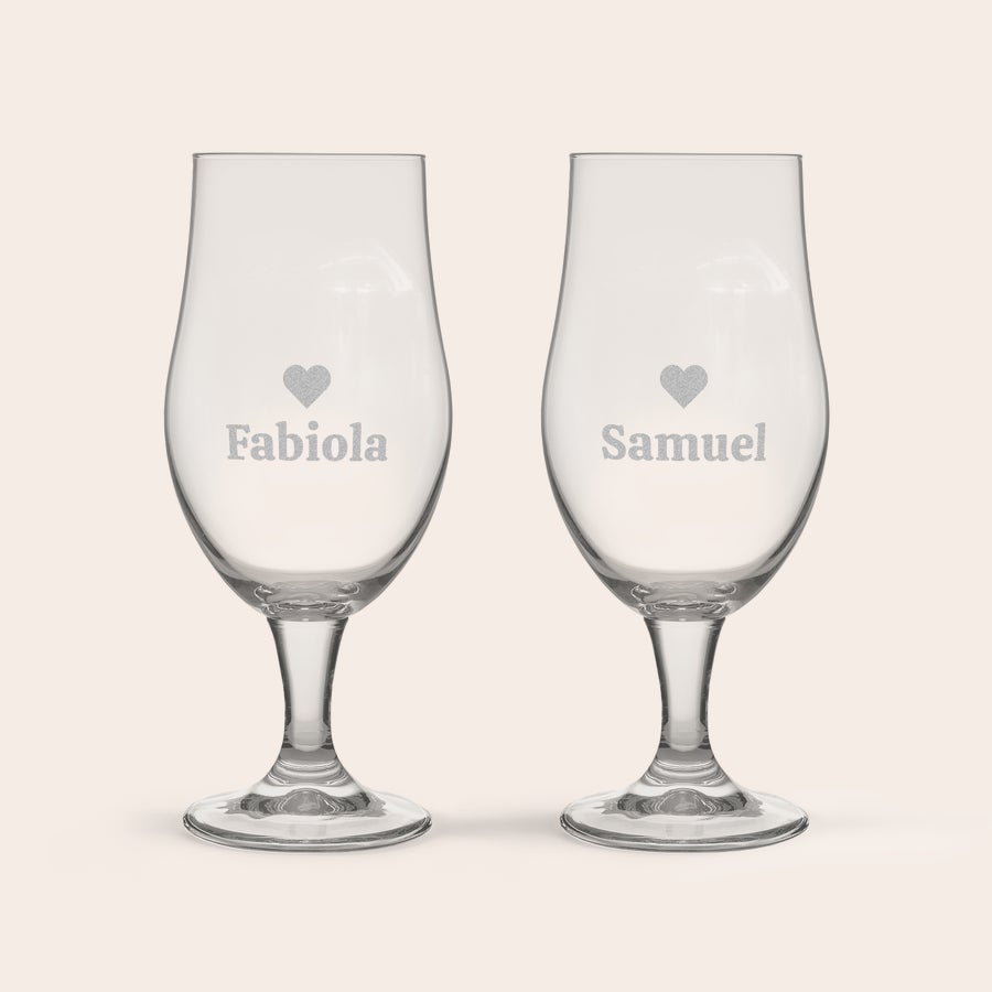 Graverat Pina Colada cocktailglas Två pina colada-glas, båda lasergraverade med ett hjärta och texten "Fabiola" respektive "Samuel".