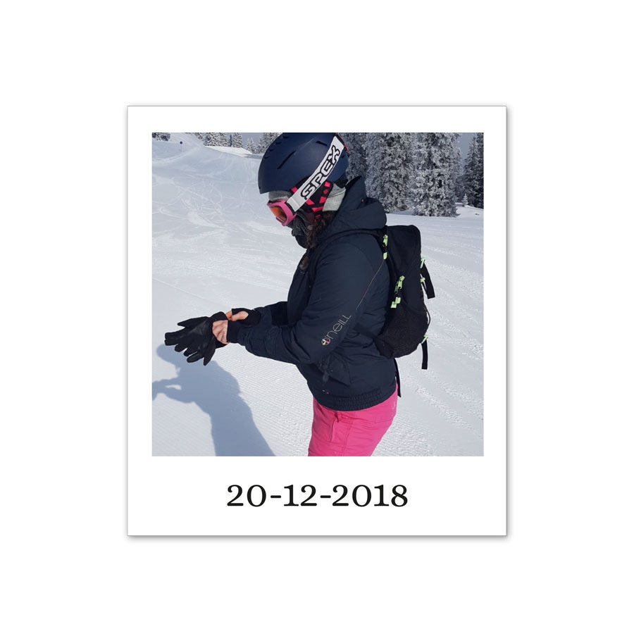 Retro bild med en skidåkare i rosa byxor och datumet 20-12-2018 tryckt under, tryck dina finaste minnen.