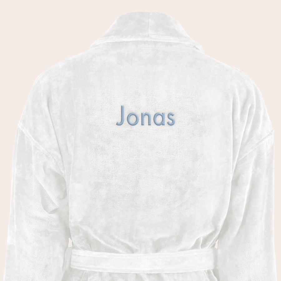 Badrock Herr med namn Mjuk vit badrock med namnet Jonas broderat i blå tråd som en personlig gåva