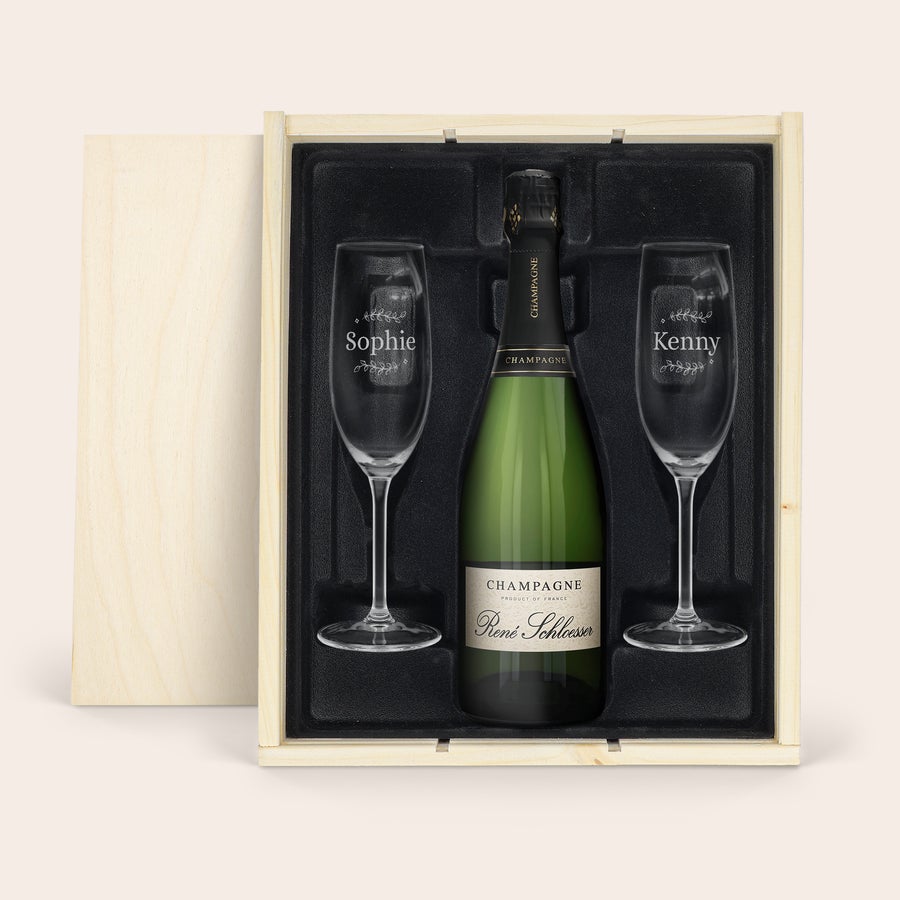 Set de regalo Rene Schloesser con copas Caja de madera con botella de champán René Schloesser y copas grabadas con los nombres Sophie y Kenny. ¡Salud!