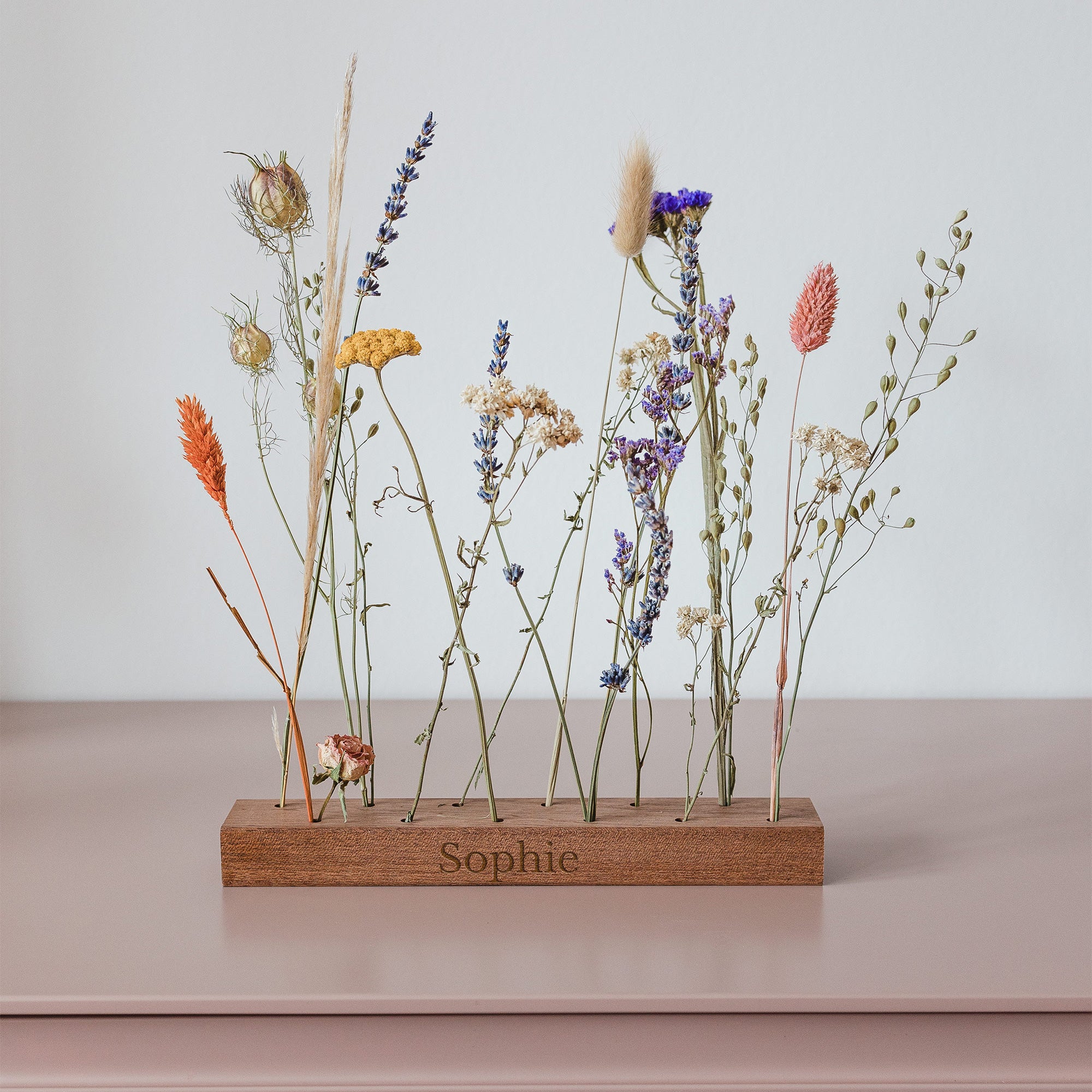 Droogbloemen in gepersonaliseerde houten houder met naam Droogbloemen in gepersonaliseerde houten houder met naam