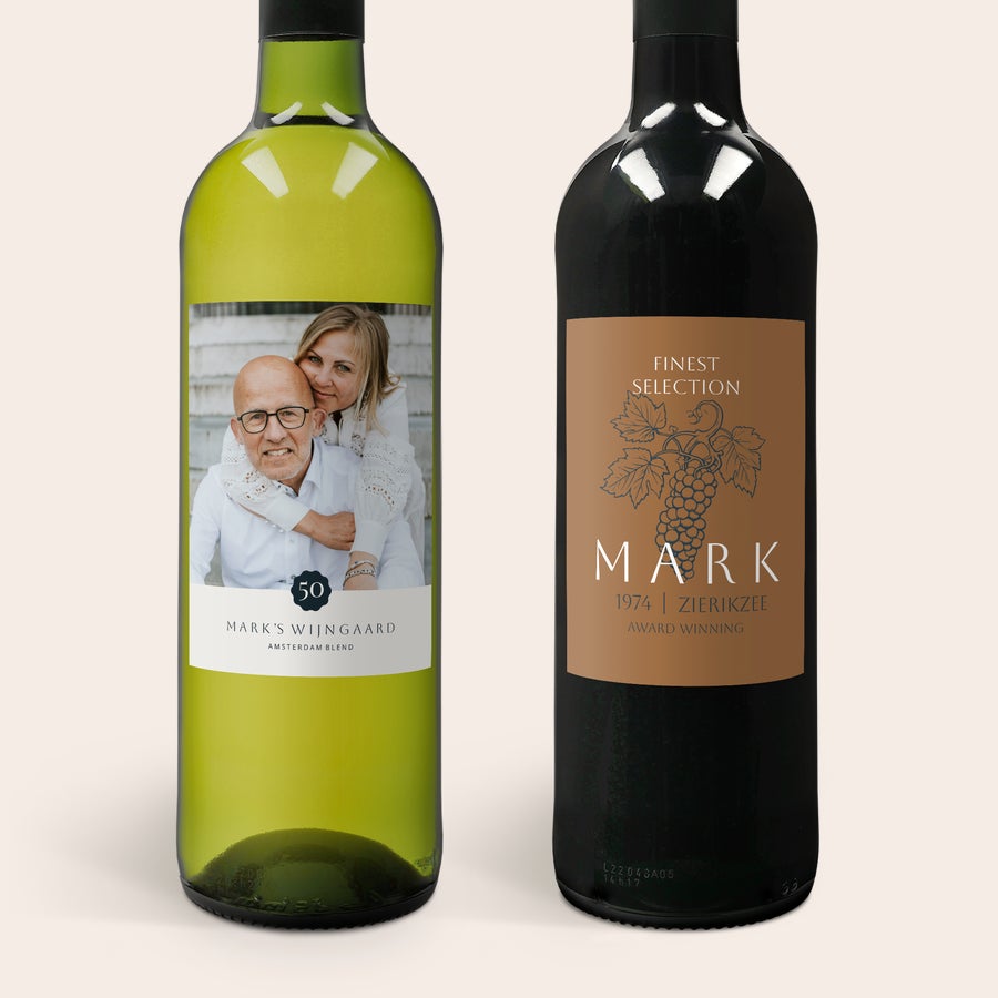 Wijn Belvy personaliseren Belvy wijnpakket: witte wijn met foto en rode wijn met de naam MARK, beide met gepersonaliseerde etiketten.