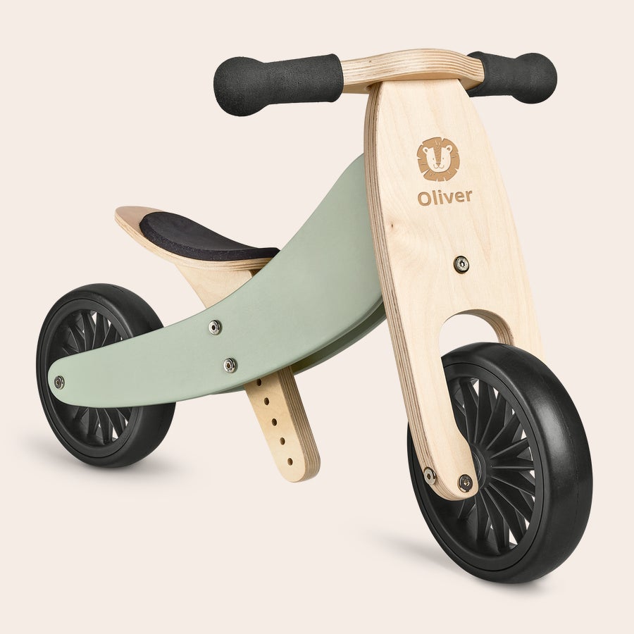 Triciclo de madera grabado Triciclo de madera para niños con el nombre Oliver y un dibujo de león grabados.