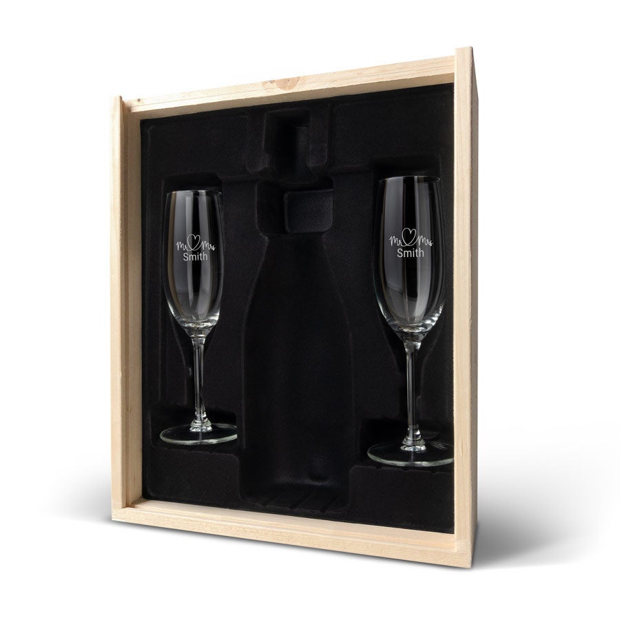 Wooden champagne case with engraved flutes