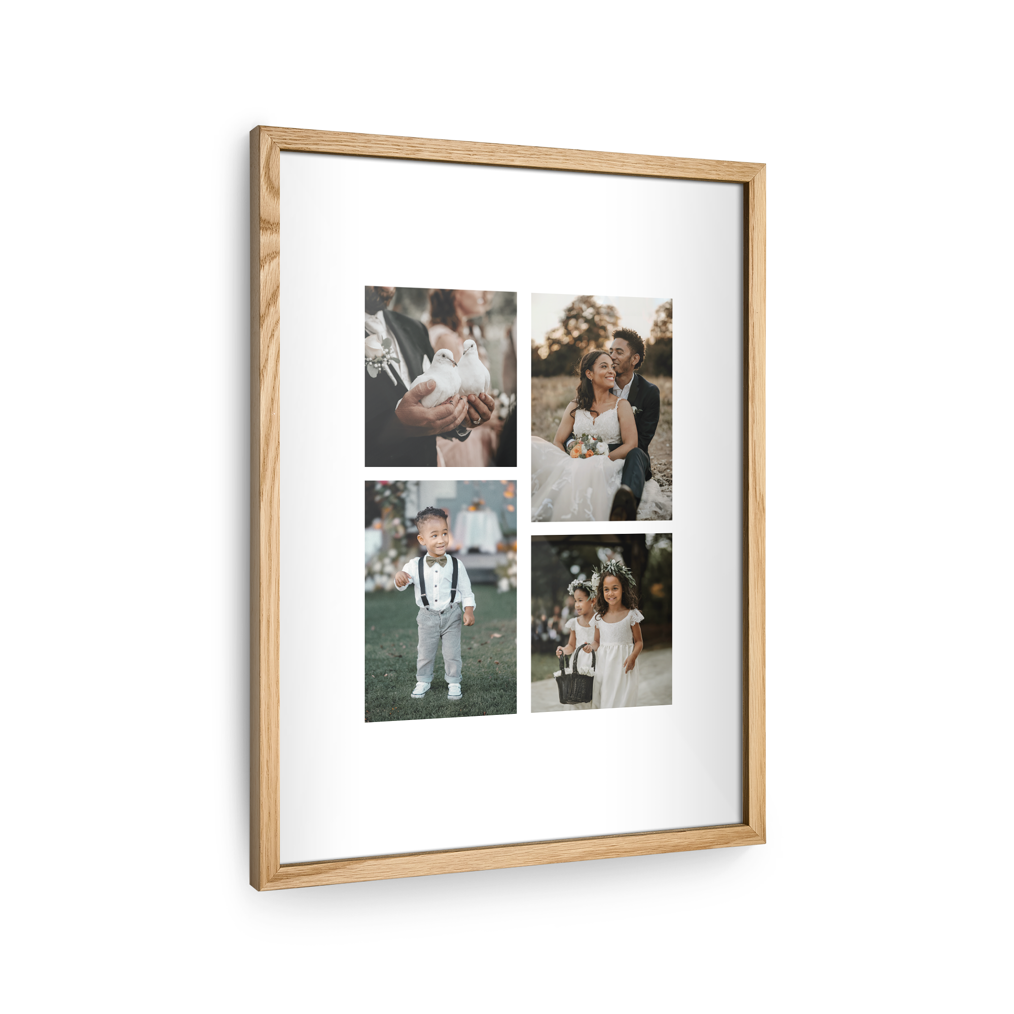 Póster personalizado con marco de madera clara, con cuatro fotos impresas: una pareja con palomas, una pareja sonriendo, un niño y dos niñas en blanco.