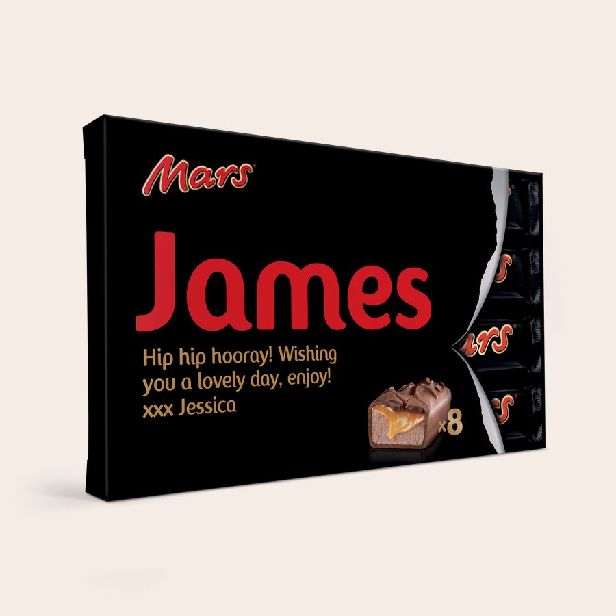 Cutie cadou Mars personalizata Cutie cadou Mars personalizata cu numele James si mesajul Jessica, continand 8 batoane Mars, cu o bara de ciocolata taiata vizibila