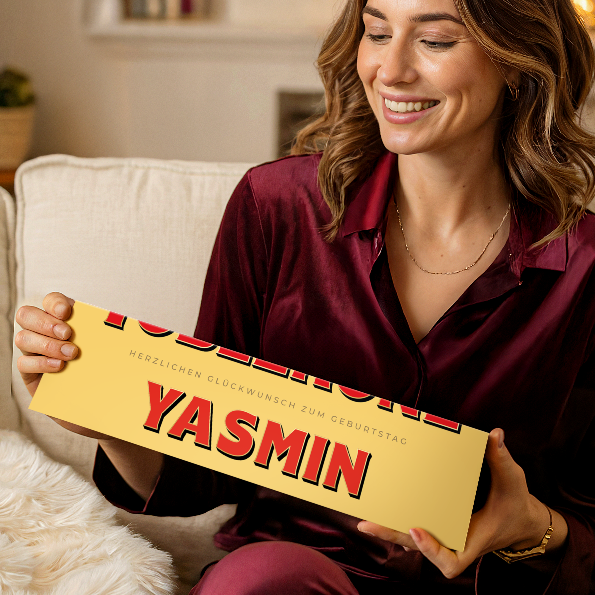 Frau hält eine personalisierte 1800g Toblerone mit dem Namen Yasmin. Ideales Geschenk zum Toblerone personalisieren.