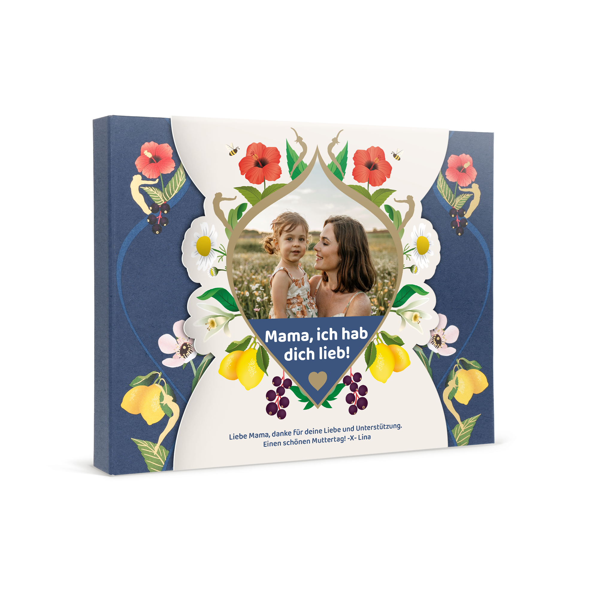 Personalisiertes Pukka-Tee-Geschenkset: Teebox mit Mutter-Kind-Foto, aufgedrucktem Text "Mama, ich hab dich lieb!" und Namen Lina.
