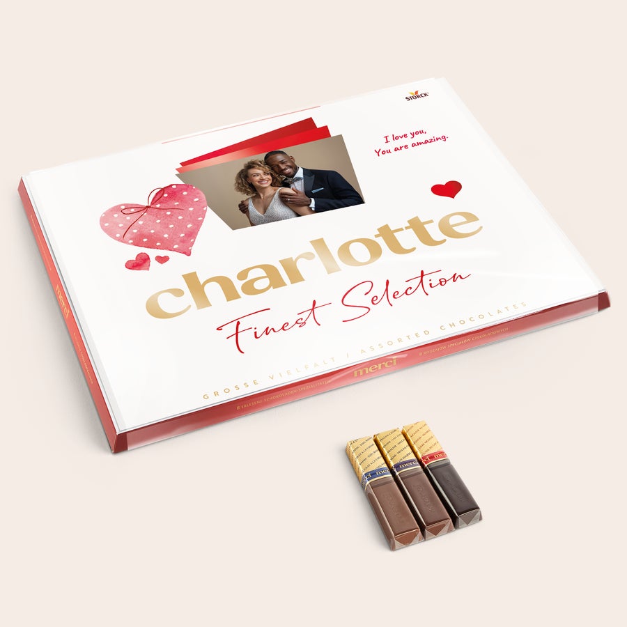 Čokoláda merci Finest Selection s kartičkou Čokoláda merci s personalizovanou kartou - 675 gramov s vlastnou fotografiou, menom Charlotte a textom "I love you, You are amazing".