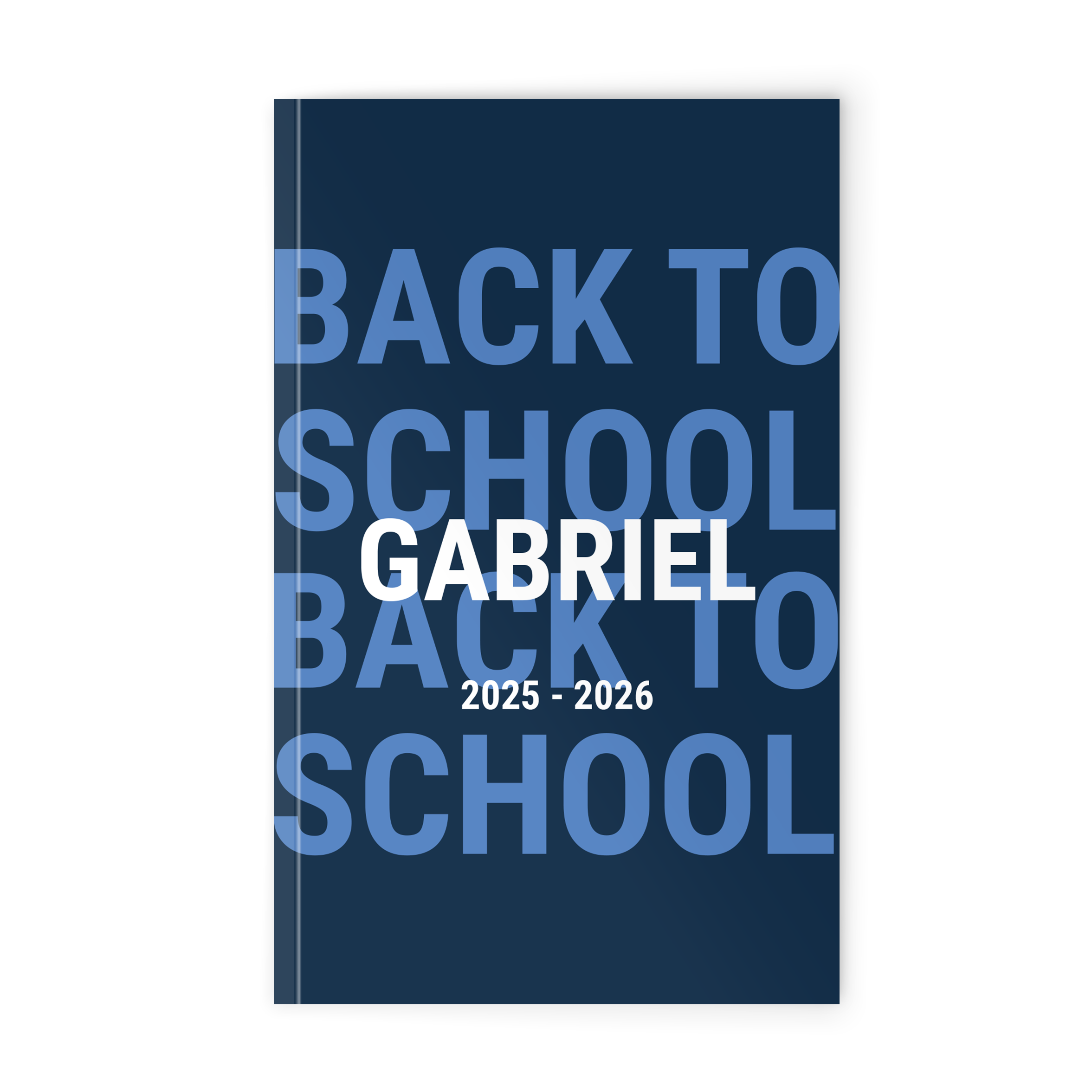 Blauer bedruckter Schülerkalender mit dem Namen Gabriel und Back to School 2025-2026.