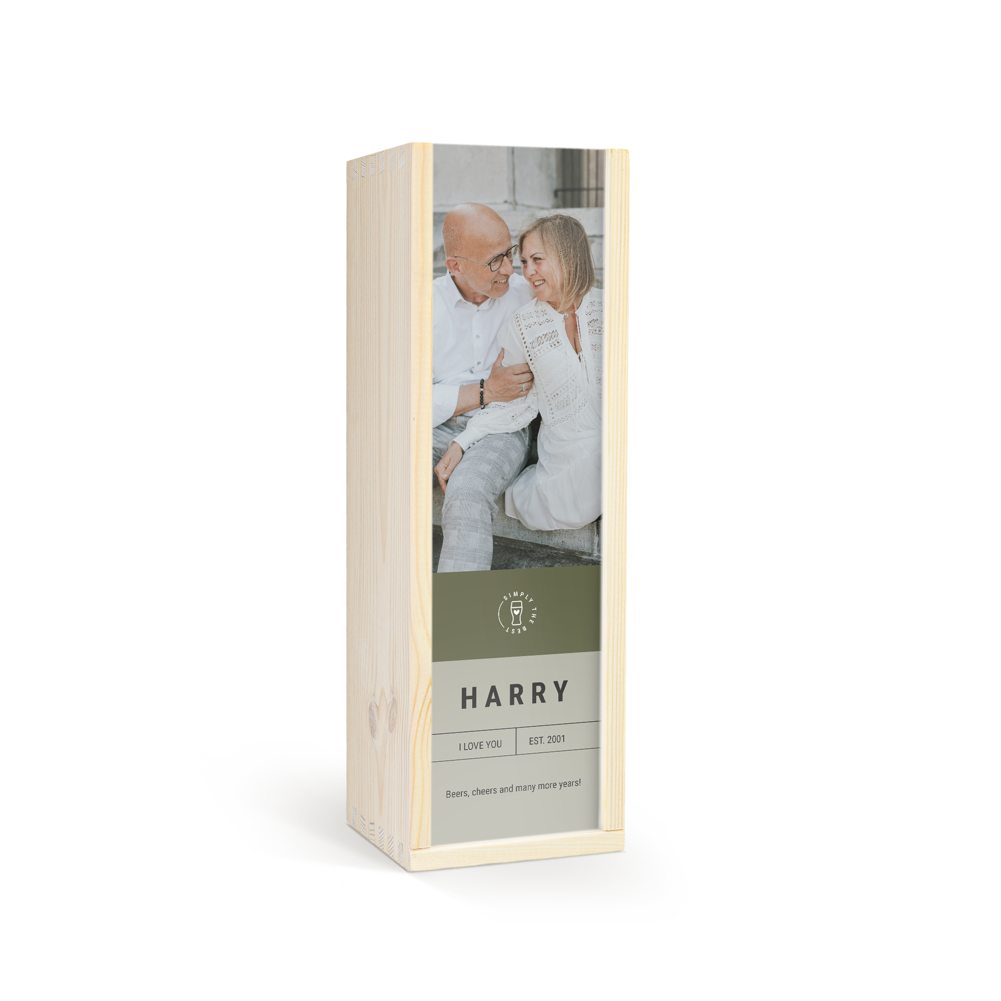 Custom beer in a wooden box with a photo and the name Harry printed on the personalized lid