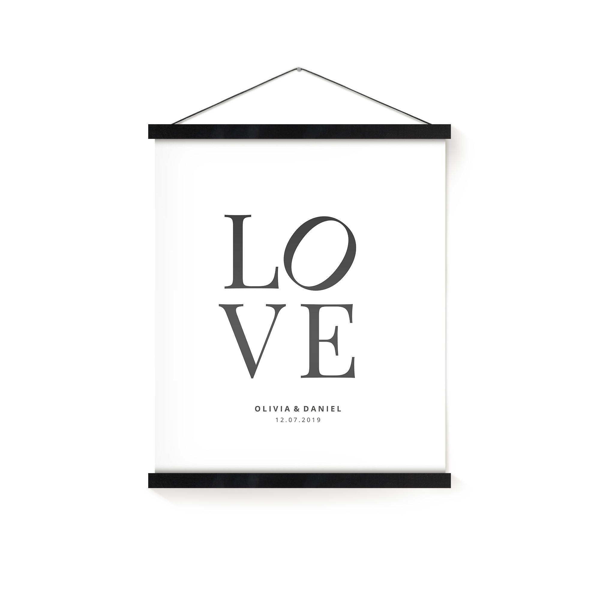 Porte-affiche magnétique noir avec poster blanc imprimé LOVE, personnalisé avec les noms Olivia & Daniel et la date 12.07.2019.