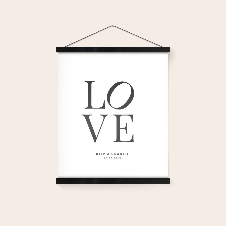 Poster personnalisé avec porte-affiche Porte-affiche magnétique noir avec poster blanc imprimé LOVE, personnalisé avec les noms Olivia & Daniel et la date 12.07.2019.