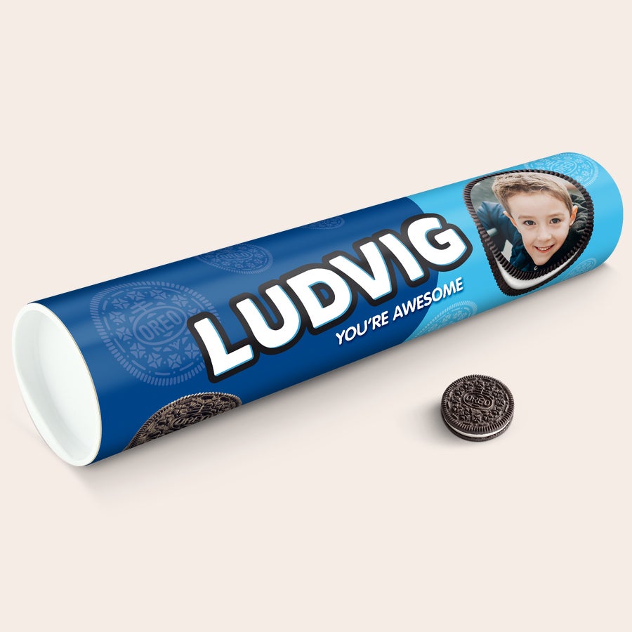 Personaligt XXL Oreo presentrör Blått personligt Mega Oreo presentrör med tryckt foto, namnet Ludvig och texten You're Awesome
