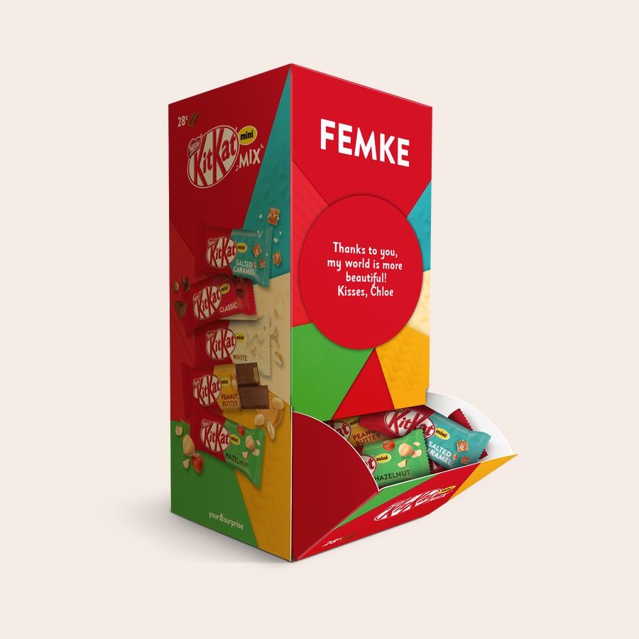 Potištěná krabice KitKat Mini Mix Personalizovaná dárková krabice KitKat s jménem Femke a vzkazem "Thanks to you, my world is more beautiful! Kisses, Chloe" vytvořená z lahodné čokolády KitKat mini s 5 druhy příchutí.