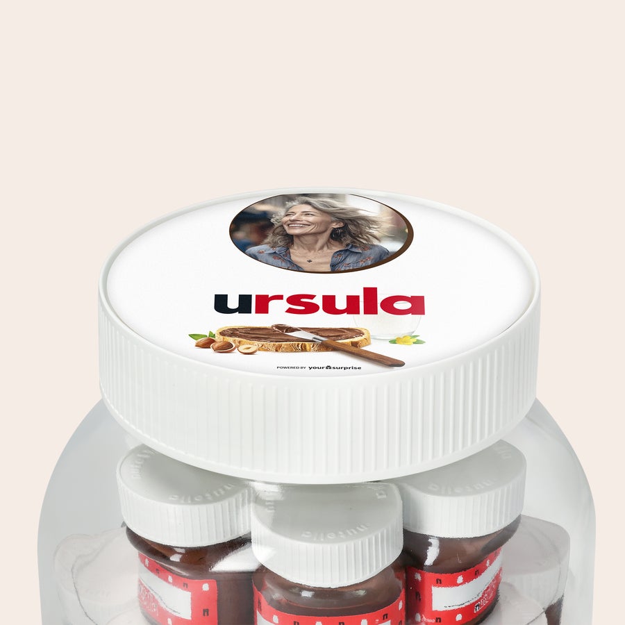 Personalisiertes nutella® Glas XL mit Namen und Foto Personalisiertes XL nutella®-Glas mit Foto und Namen Ursula auf dem Deckel, gefüllt mit Mini-Gläsern.