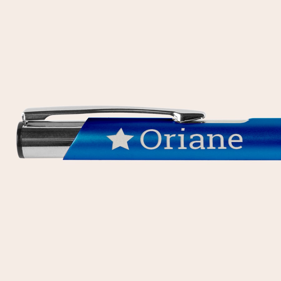 Stylo personnalisé petit prix - Viva Pens Un stylo unique bleu gravé avec le prénom Oriane et une étoile, à prix abordable