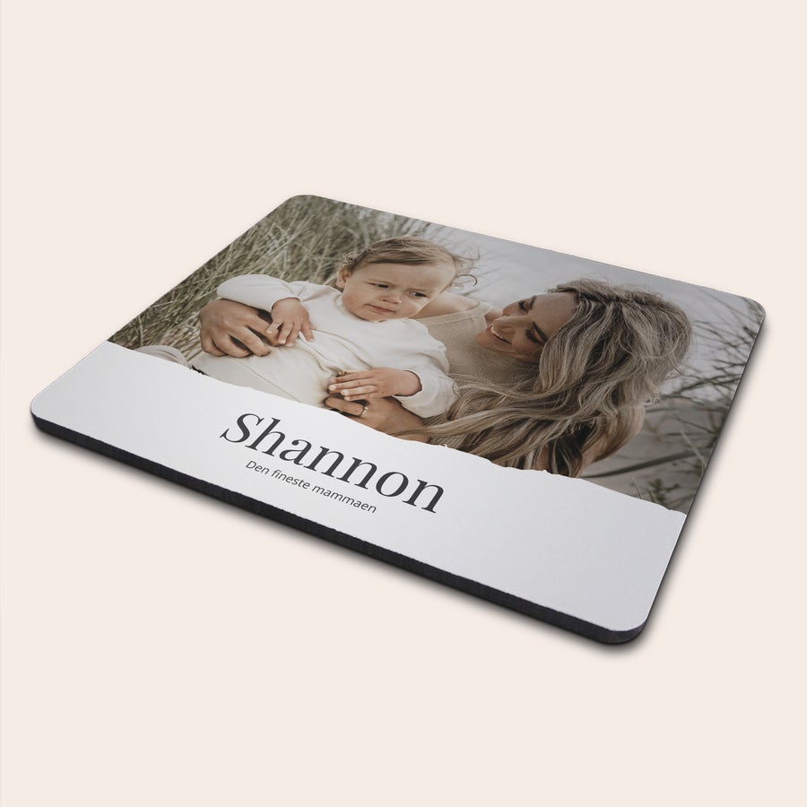 Musematte med bilde Personlig musematte med bilde av mor og barn, navnet Shannon og teksten Den fineste mammaen, trykt på overflaten.