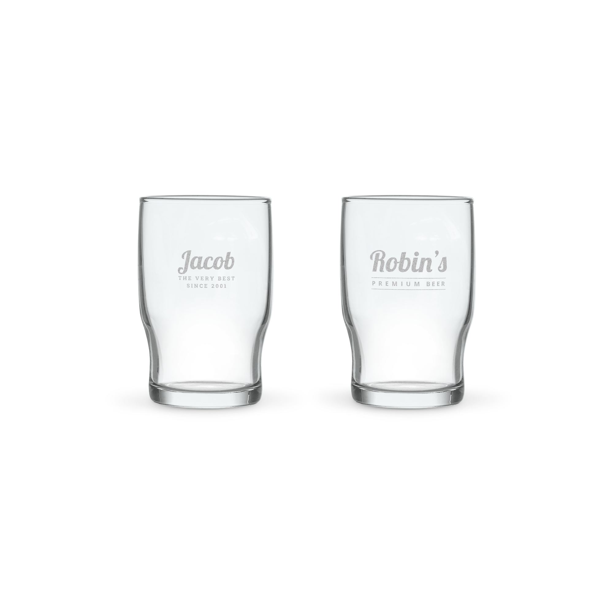 Dos vasos de agua personalizados de cristal transparente, grabados con los nombres "Jacob" y "Robin".