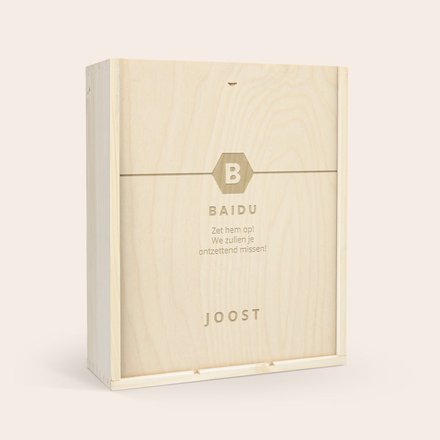Wijn Maison de la Surprise Chardonnay personaliseren Houten wijnpakket met gegraveerde deksel, gepersonaliseerd met tekst Proost!, BAIDU en JOOST