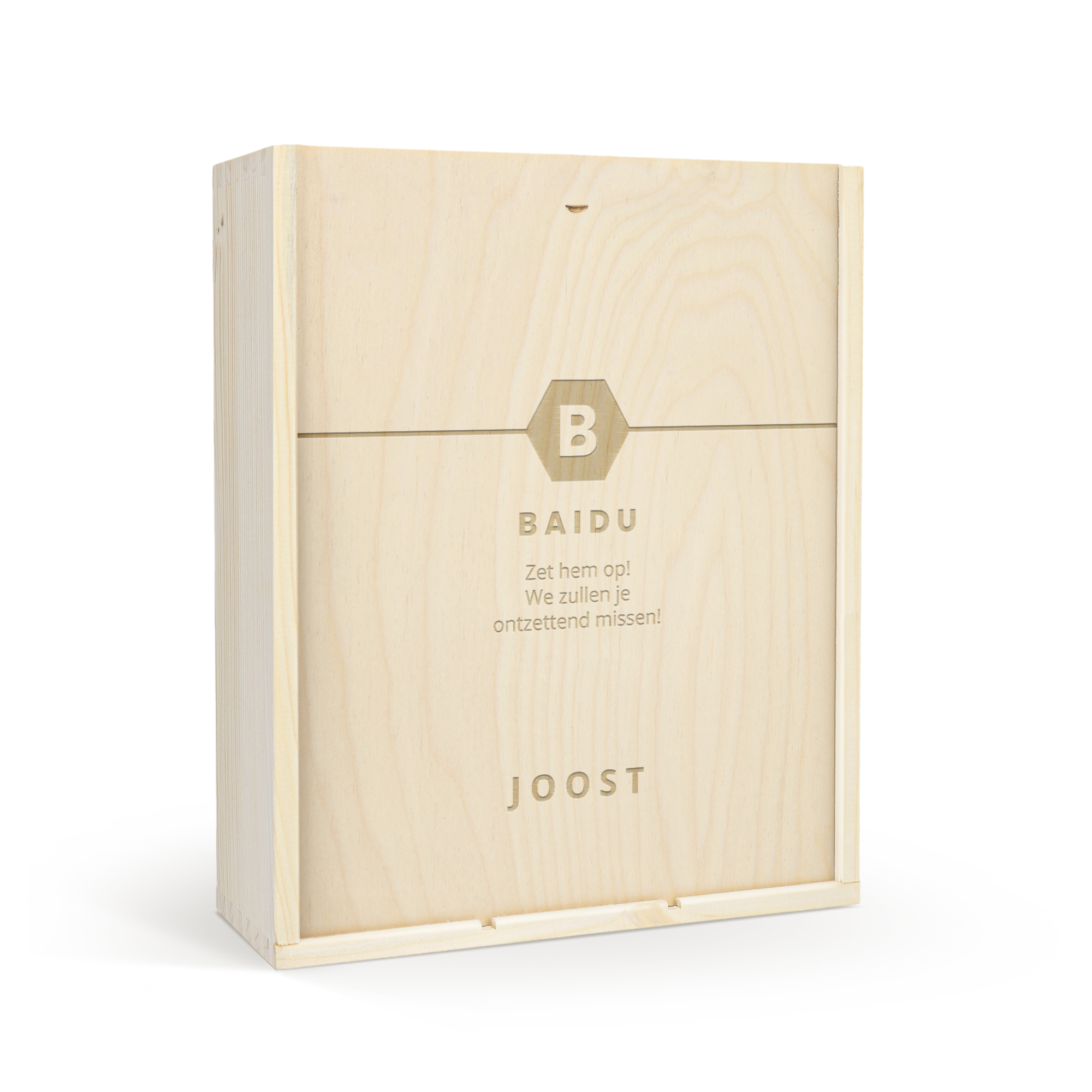 Houten wijnpakket met gegraveerd deksel, gepersonaliseerd met tekst Proost!, de namen Baidu en Joost, en de letter B in een zeshoek.