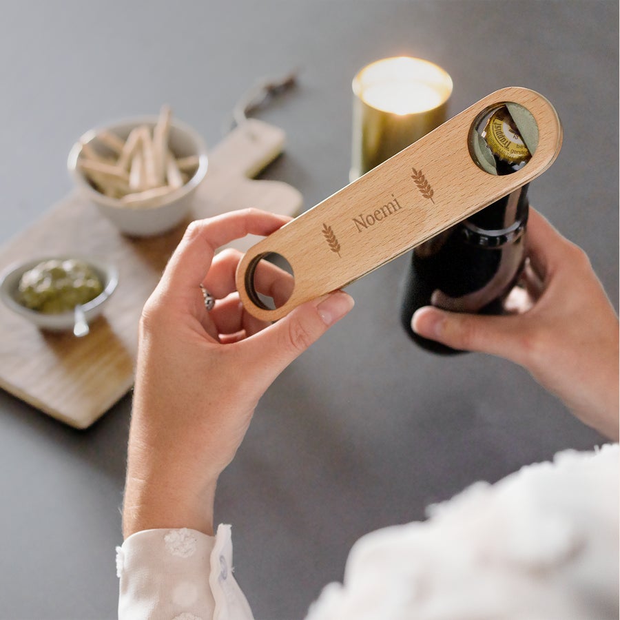 Apribottiglie Inciso con Testo Apribottiglie personalizzato in legno con il nome Noemi inciso, due spighe di grano e un tappo di birra