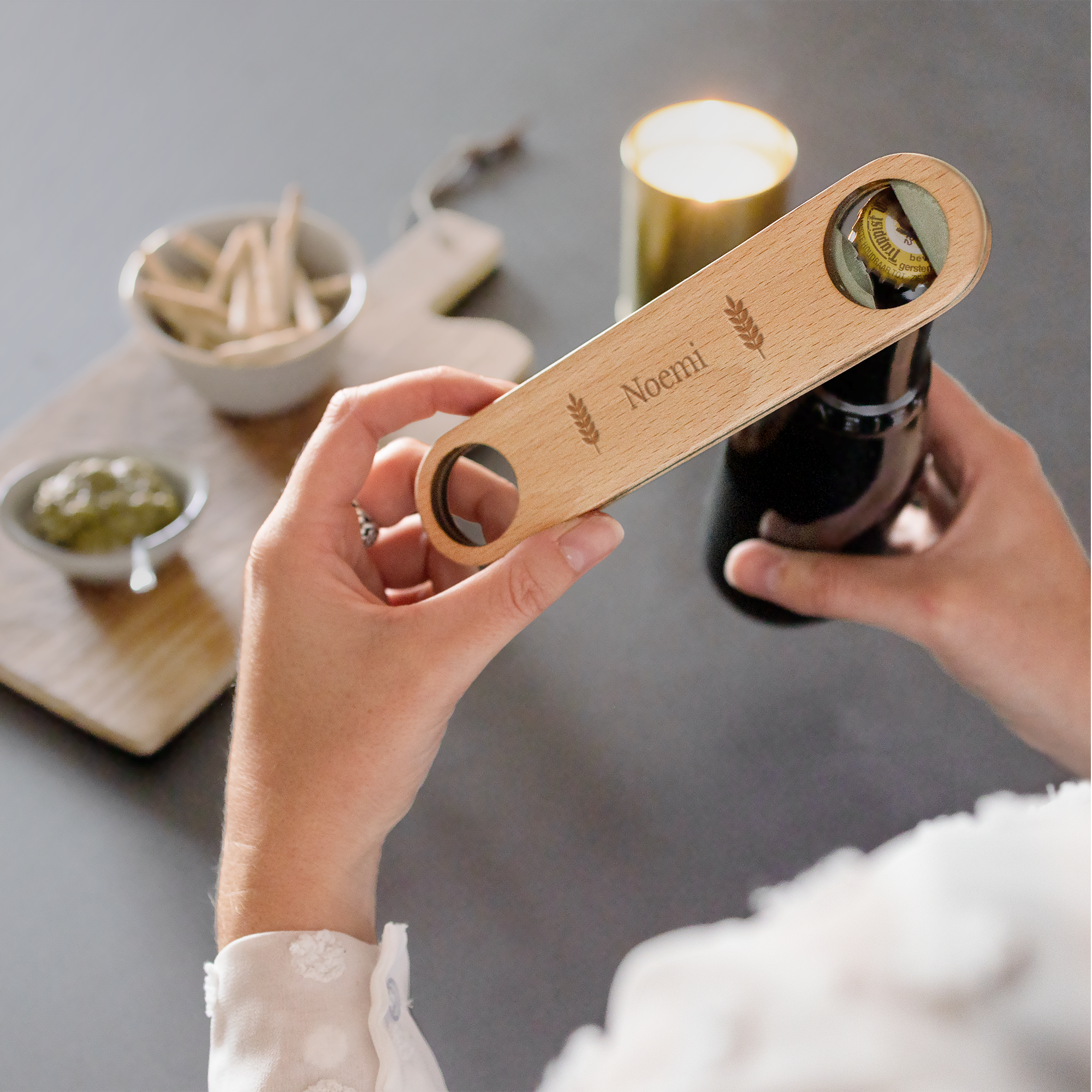 Apribottiglie personalizzato in legno con il nome Noemi inciso, due spighe di grano e un tappo di birra